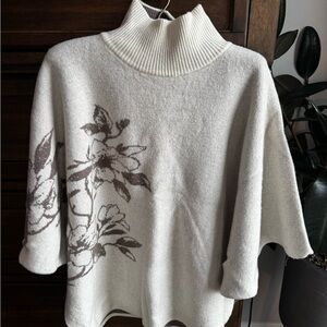 Chic Cream Floral Women's Turtleneck Sweater